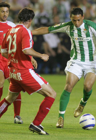 Oliveira regatea a Jordi, en la jugada del gol.