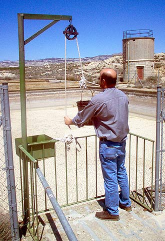 Un vecino de Farlete, ante una balsa de agua vacía.