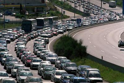 Atasco en la A-6 a la salida de Madrid al comienzo de un puente vacacional.