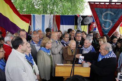 Antiguos deportados españoles, familiares y políticos participan en la conmemoración de la liberación del campo de Gusen. En el centro de la imagen, el superviviente Matías Arranz saluda a Francisco Batiste.