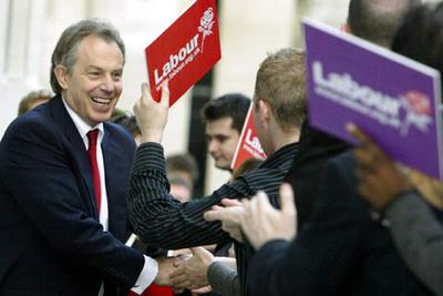 Seguidores del Partido Laborista felicitan a Tony Blair  el viernes tras su victoria electoral.