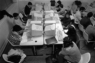 Estudiantes en la Escuela Superior de Telecomunicaciones.