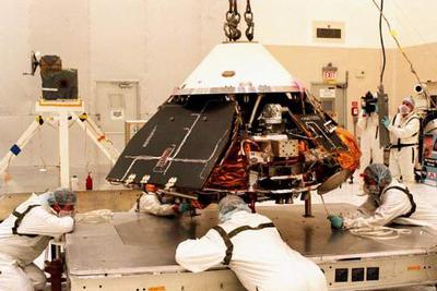 La sonda 'Mars Polar Lander', durante su montaje en 1998 antes del lanzamiento hacia Marte.