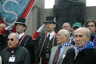 Dos  mossos d'esquadra,  con uniforme de gala, ayer en Mauthausen, y a la izquierda, dos supervivientes: Eusebio Pérez y Francisco Batiste.