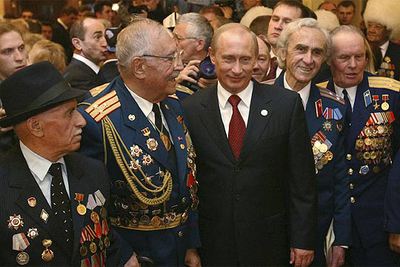 El presidente Vladímir Putin (en el centro), junto a veteranos de la II Guerra Mundial, rnrnen el teatro Bolshoi de Moscú.