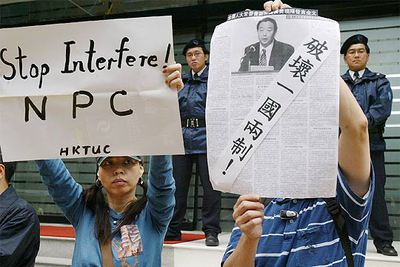 Ciudadanos de Hong Kong exigen que el jefe del Gobierno se elija por sufragio universal, durante una marcha de 2004.