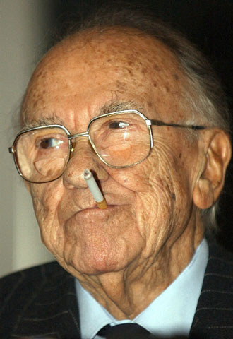 Con este excelente aspecto Santiago Carrillo ha cumplido noventa años. Artífice de la transición y líder durante décadas del Partido Comunista, del que luego fue expulsado, Carrillo mantiene el buen humor y se define como un 