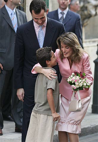 Los Príncipes, junto  a un niño a su llegada al  Gobierno balear.