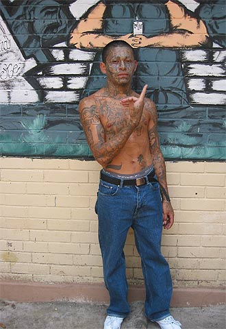 Un pandillero salvadoreño con el torso tatuado.