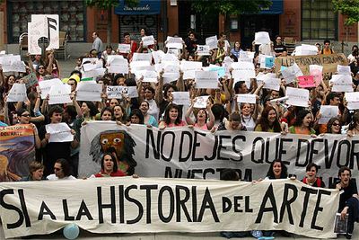 Concentración de alumnos y docentes ante el Museo Reina Sofía en apoyo de la carrera de Historia del Arte.