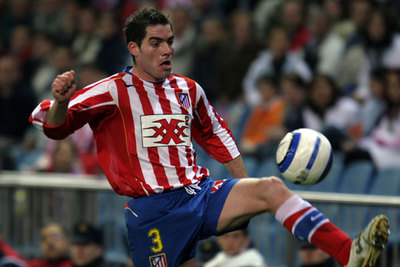 Antonio López controla el balón.