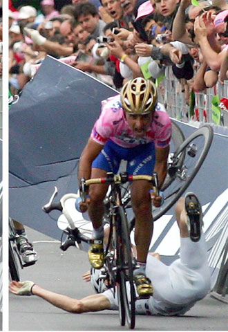 Bettini hace caer a Cooke en el 'sprint' y es descalificado