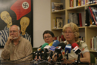 Rosa Toran, presidenta en funciones de Amical de Mauthausen (derecha), y dos miembros de su asociación.