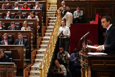 José Luis Rodríguez Zapatero se dirige a los diputados bajo la atenta mirada de los representantes de la oposición, entre ellos Mariano Rajoy.