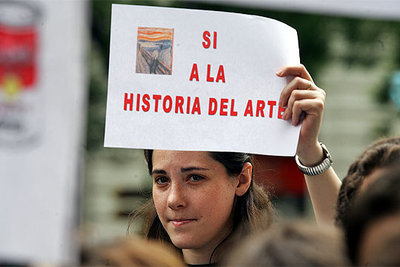 Manifestación de estudiantes de Historia del Arte ayer ante el Ministerio de Educación.