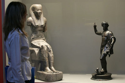 Esculturas de Atón, a la izquierda, y de Baco, en la exposición  Un día en Pompeya.  