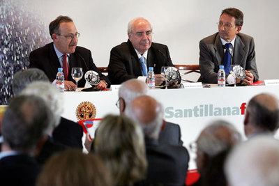 Vicente Álvarez Areces, entre Enrique Battaner (izquierda) y Emiliano Martínez.