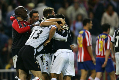 Los jugadores de Osasuna se abrazan tras su clasificación para la final, mientras al fondo se retiran Pablo y Antonio López.
