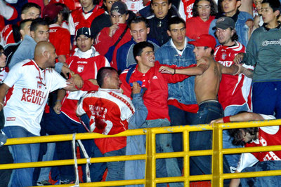 Un joven apuñalado en un estadio de Bogotá intenta salvar la vida lanzándose al vacío