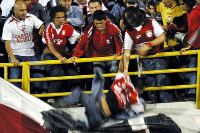 Un joven apuñalado en un estadio de Bogotá intenta salvar la vida lanzándose al vacío