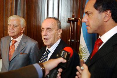 Fraga, en el centro, junto al vicepresidente de Argentina, Daniel Scioli (derecha), y el senador argentino Antonio Cafiero.