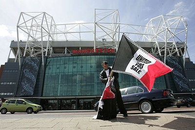 Un aficionado se manifiesta contra Glazer en Old Trafford con una bandera que dice 