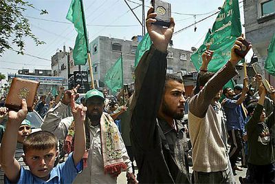 Seguidores del grupo integrista islámico Hamás muestran copias del Corán durante una manifestación contra EE UU ayer en Gaza.
