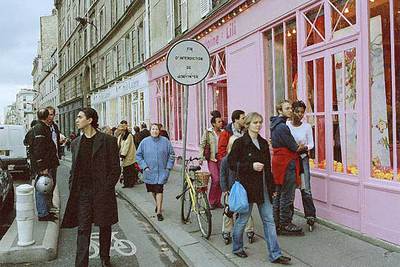 Paseantes junto al canal de Saint-Martin, en el noreste de París, uno de los barrios de moda de la capital francesa.