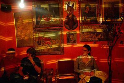 Pop elegante y decoración nostálgica, con bola de espejos incluida, en el Benidorm, en pleno Raval, barrio de moda barcelonés.