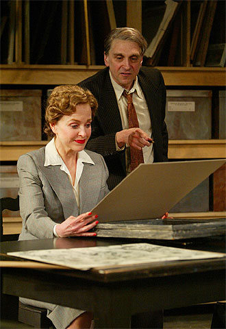 Jill Eikenberry y Dennis Boutsikaris, en una escena de  A Picasso. 