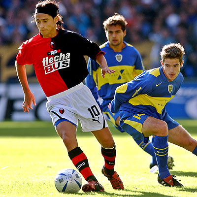 Gago, a la derecha, tras Hernández, del Colón, en un partido del campeonato argentino el pasado 24 de abril.