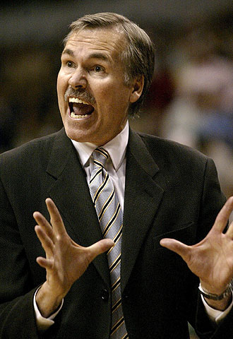 Mike D'Antoni da instrucciones a sus jugadores en el partido del viernes.