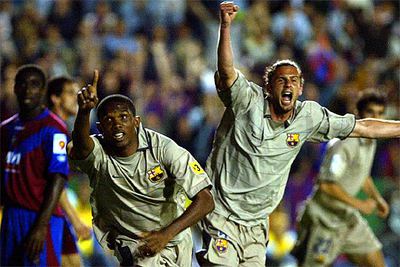 El camerunés Eto'o celebra su gol, que le daba la Liga al Barcelona, junto a Motta, que canta el tanto con el puño levantado.