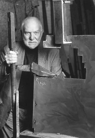 El escultor británico sir Anthony Caro, ante una de sus creaciones.