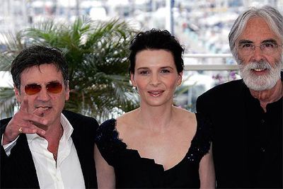 Michael Haneke, a la derecha, junto a Juliette Binoche y Daniel Auteil, ayer en Cannes durante la presentación de  Caché. 