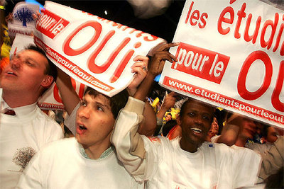 Partidarios del  sí  a la Constitución europea, durante un mitin del líder conservador Nicolas Sarkozy en París.