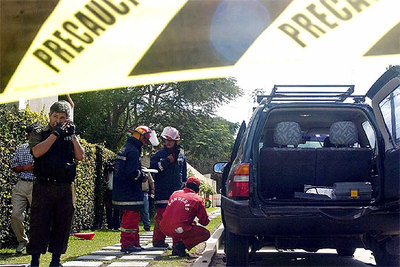Policías bolivianos inspeccionan el vehículo en el que hallaron una bomba ante la sede de Petrobras en Santa Cruz.