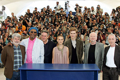 De izquierda a derecha, el director George Lucas, el actor Samuel L. Jackson, el productor Rick McCallum y los actores Natalie Portman, Hayden Christensen, Ian Mc Diarmid y Anthony Daniels, durante la presentación del tercer episodio de  La guerra de las galaxias. 