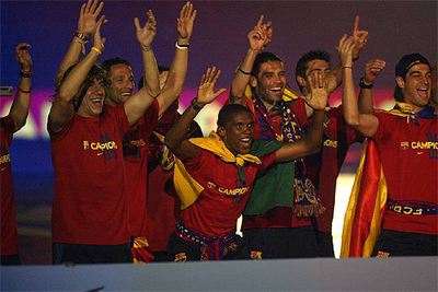 Puyol, Eto'o, Márquez y Gerard saludan a los seguidores barcelonistas durante el paseo triunfal.