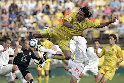 José Mari intenta un remate acrobático.