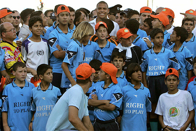 Ronaldo (arriba, en el centro) posa con niños del proyecto  Escuela de Fútbol para la Paz,  en el que israelíes y palestinos compiten en equipos mixtos.