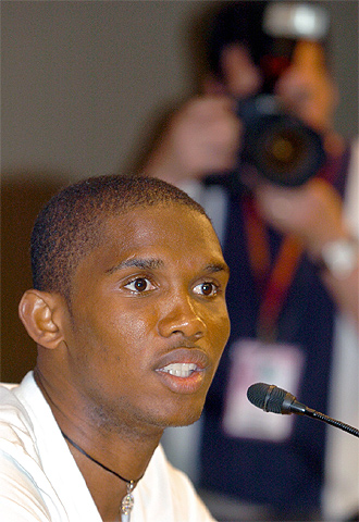 Eto'o, durante la rueda de prensa en el Camp Nou en la que pidió disculpas por su salida de tono.