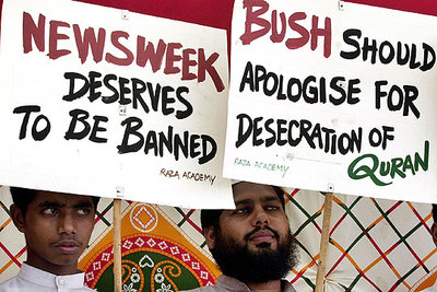 Miembros de una organización islámica de India protestan contra la supuesta profanación del Corán.