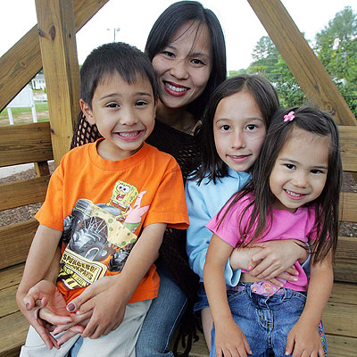 Tanya Bakal posa con sus tres hijos en su casa de Alpharetta (EE UU).