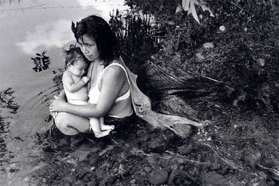 La felicidad se nutre de afecto y espiritualidad. El fotógrafo captó esta imagen de felicidad en Ecuador.
