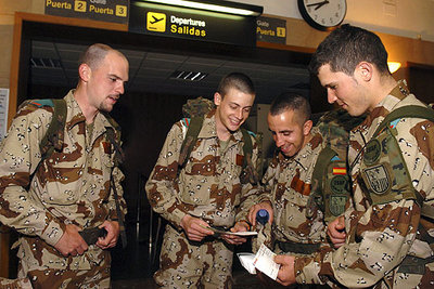 Soldados españoles el pasado día 12 en el aeropuerto de Zaragoza poco antes de embarcar con destino a Herat.
