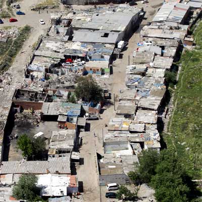 Coches abandonados, toxicómanos tambaleantes y desorientados y un olor nauseabundo. Esa es la triste tarjeta de visita del poblado madrileño. Ahora Las Barranquillas cuenta con 90 chabolas, frente a las 120 de hace dos o tres años. Pero el volumen de droga que se mueve es el mismo.