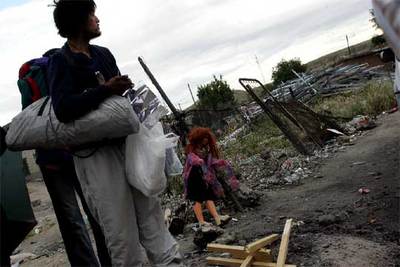 Una de las señales que utilizan los vendedores para comunicarse con sus clientes es el humo. Mantienen una chimenea, sea invierno o verano, con la que indican que la droga está disponible. En este  hipermercado   trabajan  multitud de personas con tareas especializadas: vigilar, avisar de la llegada de la policía, o mantener  limpia  una chabola. El sueldo suele medirse en dosis.