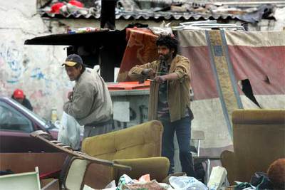 Unos 5.000 toxicómanos compran cada día su dosis de cocaína o heroína en el poblado de Las Barranquillas de Madrid, el mayor  hipermercado  de la droga de Europa. Un lugar siniestro con unas 90 chabolas en cuyas esquinas se pinchan cada dúa decebas de adictos. En la imagen, un toxicómano se anuda una cuerda antes de inyectarse una dosis de droga en el poblado de Las Barranquillas.