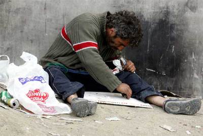 Los adictos sin posibilidades se  meten el pico  en medio del campo o apoyados en alguna valla. Una cuerda atada a un brazo, una cucharilla, un mechero y una jeringuilla son suficientes para iniciar el viaje. A sólo 300 metros de ese lugar está la  narcosala .
